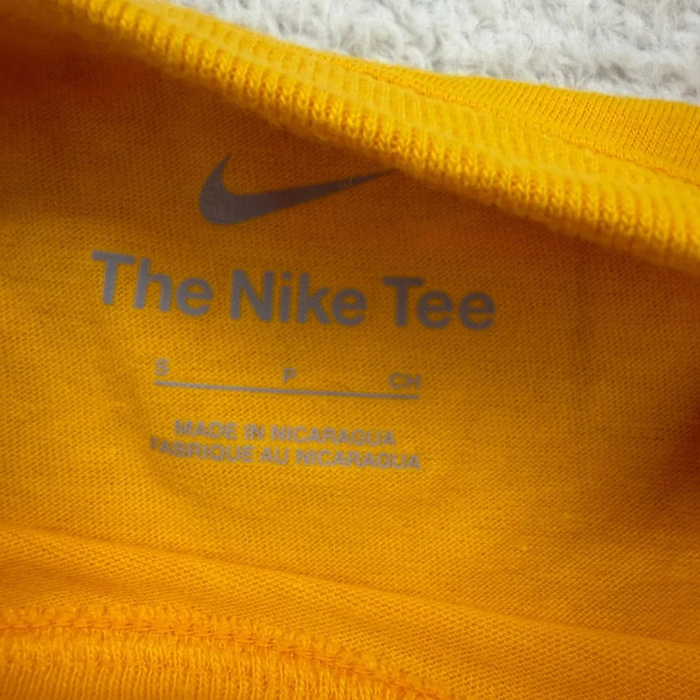 NWT Nike Mens T Shirt West Virginia Graphic Tee Yellow Size Small‎